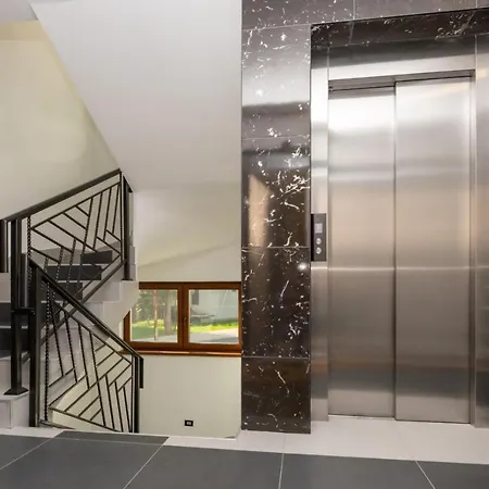 アパート Luxury & ズラティボール